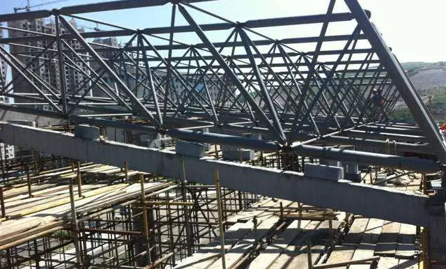 滁州简述网架公司的黑色压型钢板的吊装步履