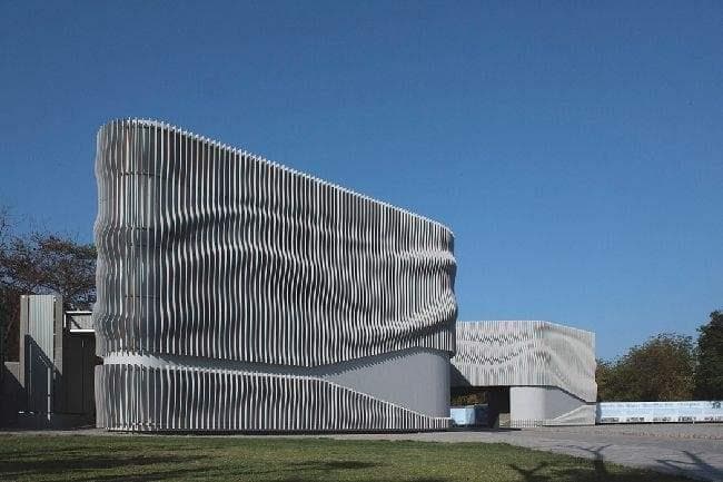 滁州浅谈现代建筑采用网架结构安装的主要优势和应用